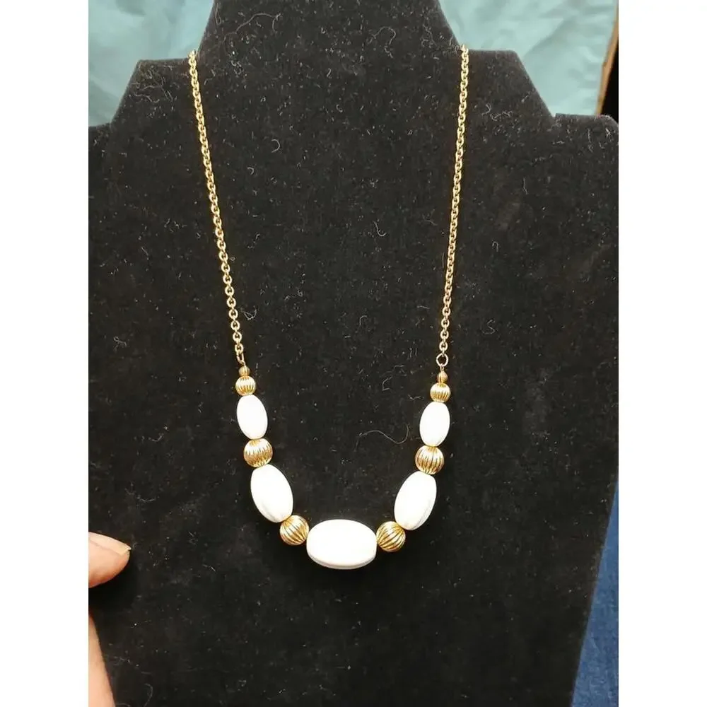 Vintage Avon Necklace White Gold Tone Ribbed Oval Bead Retro 16